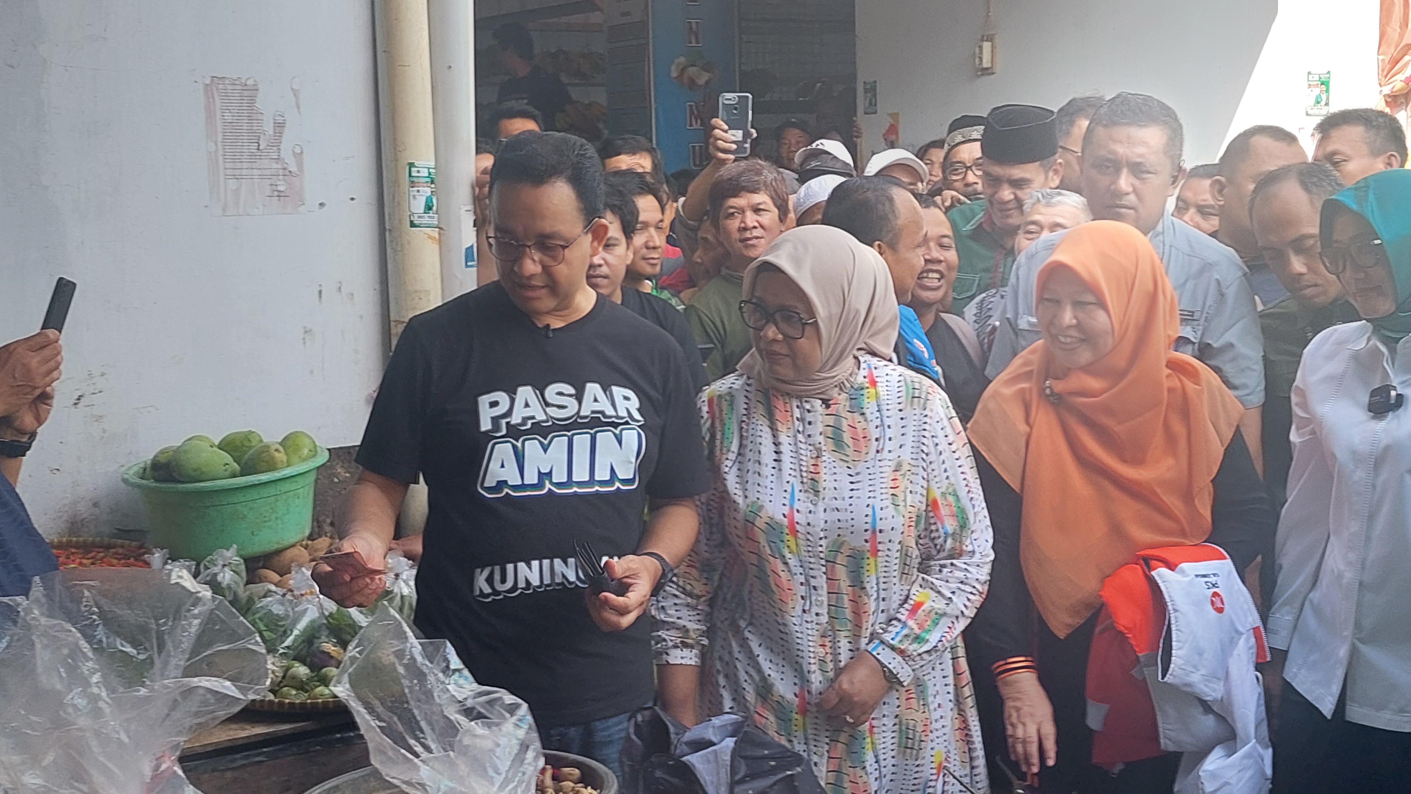 Anies Dan Fery Farhati Nostalgia di Pasar Kepuh Kuningan  