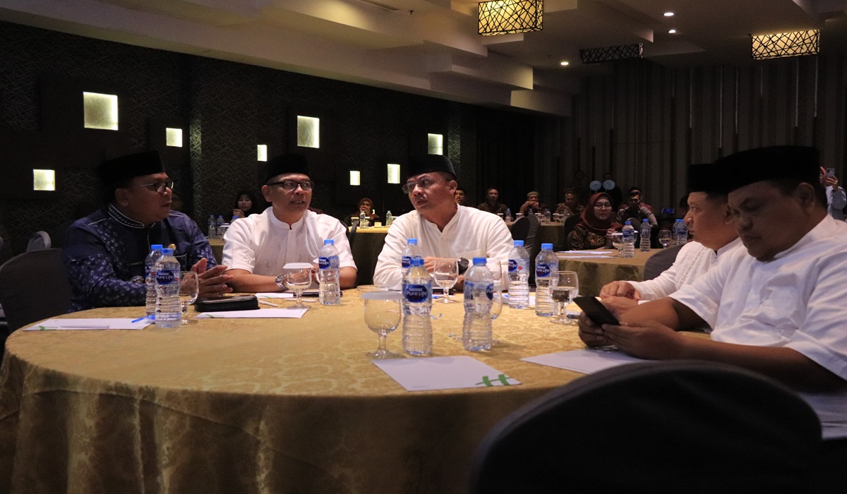 Sekda Kabupaten Bekasi Dedy Supriyadi memberikan penghargaan kepada pengelolaan PBB-2 tingkat kecamatan, kelurahan, dan desa 2023.