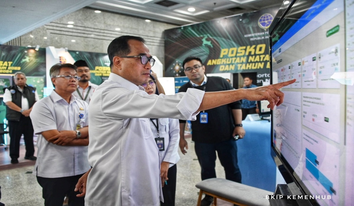 Menhub Budi Karya Sumadi saat meninjau posko natal dan tahun baru di Kemenhub