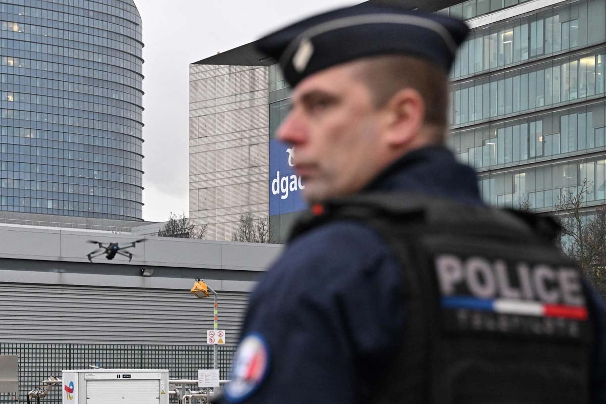 Ilustrasi - Pasukan gendarmerie menangkap pemimpin geng Corsican, Laurent Emmanuelli di Bastia, setelah turun dari pesawat.