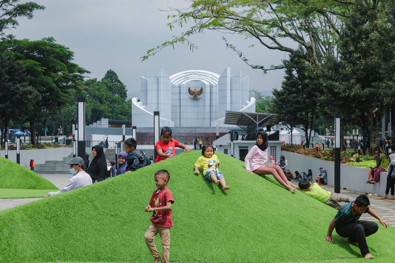 Sejumlah anak bermain di taman Monumen Perjuangan yang baru diresmikan