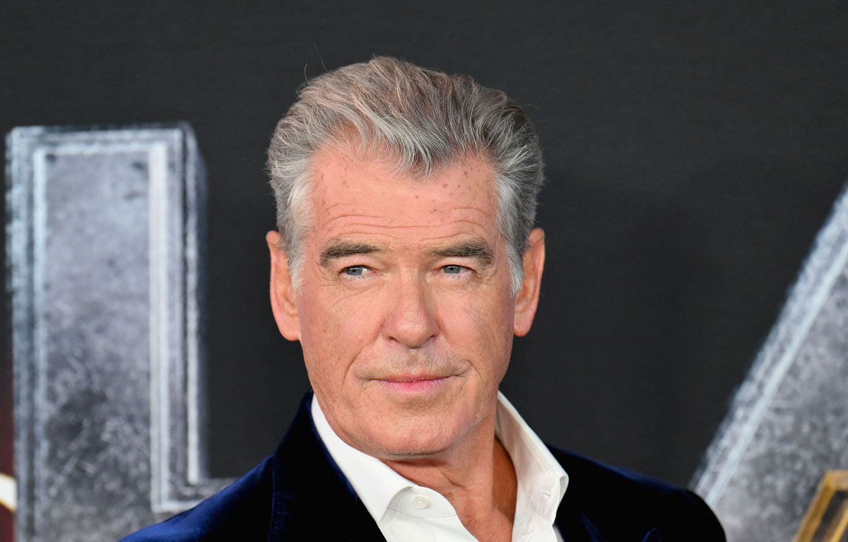 Pierce Brosnan mendapat sorotan dari otoritas Taman Yellowstone setelah menyimpang dari jalur yang ditentukan