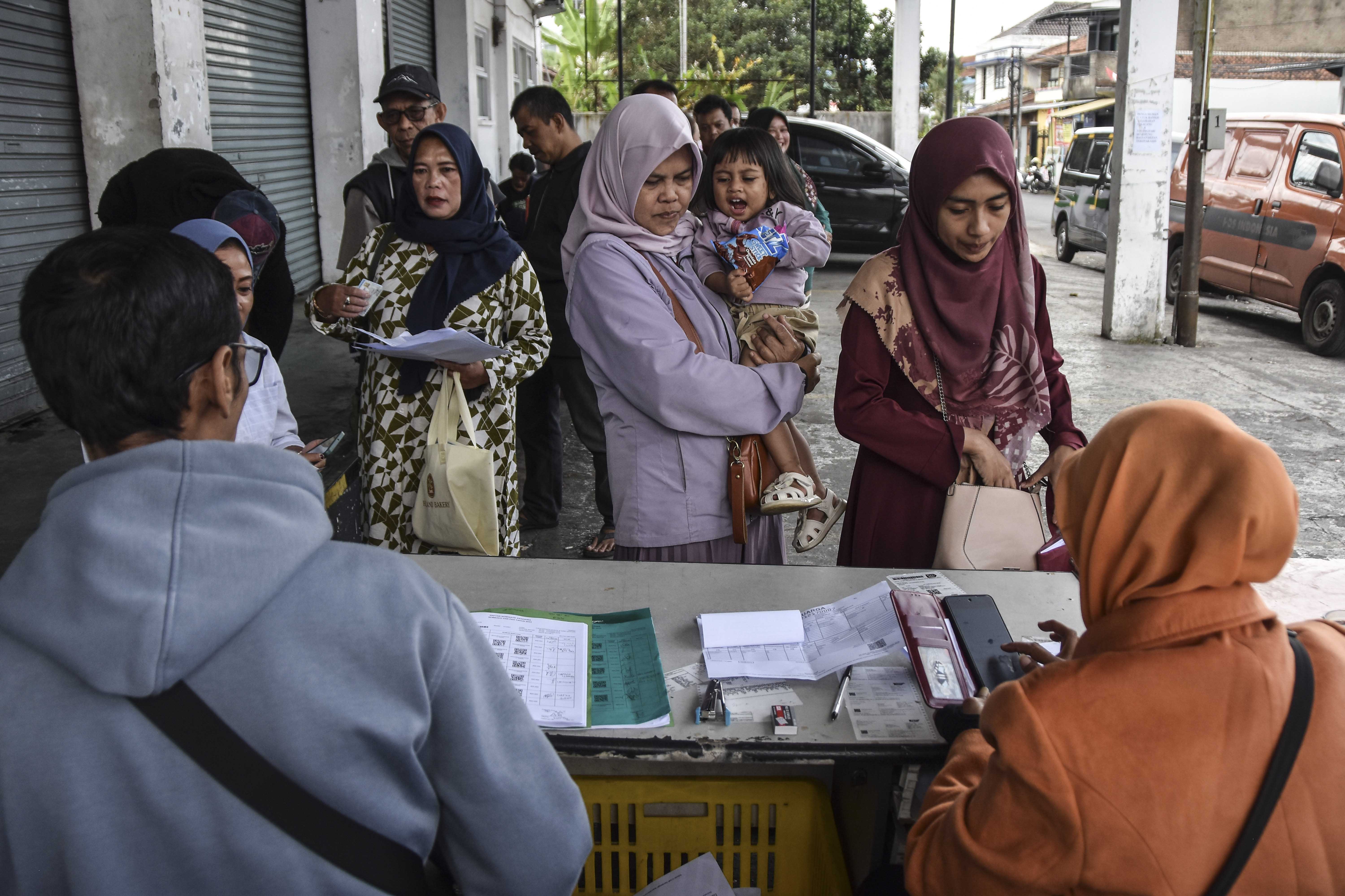 Anggota Keluarga Penerima Manfaat (KPM) antre saat pencairan tunai Bantuan Sosial (Bansos) di Kantor Pos Tasikmalaya