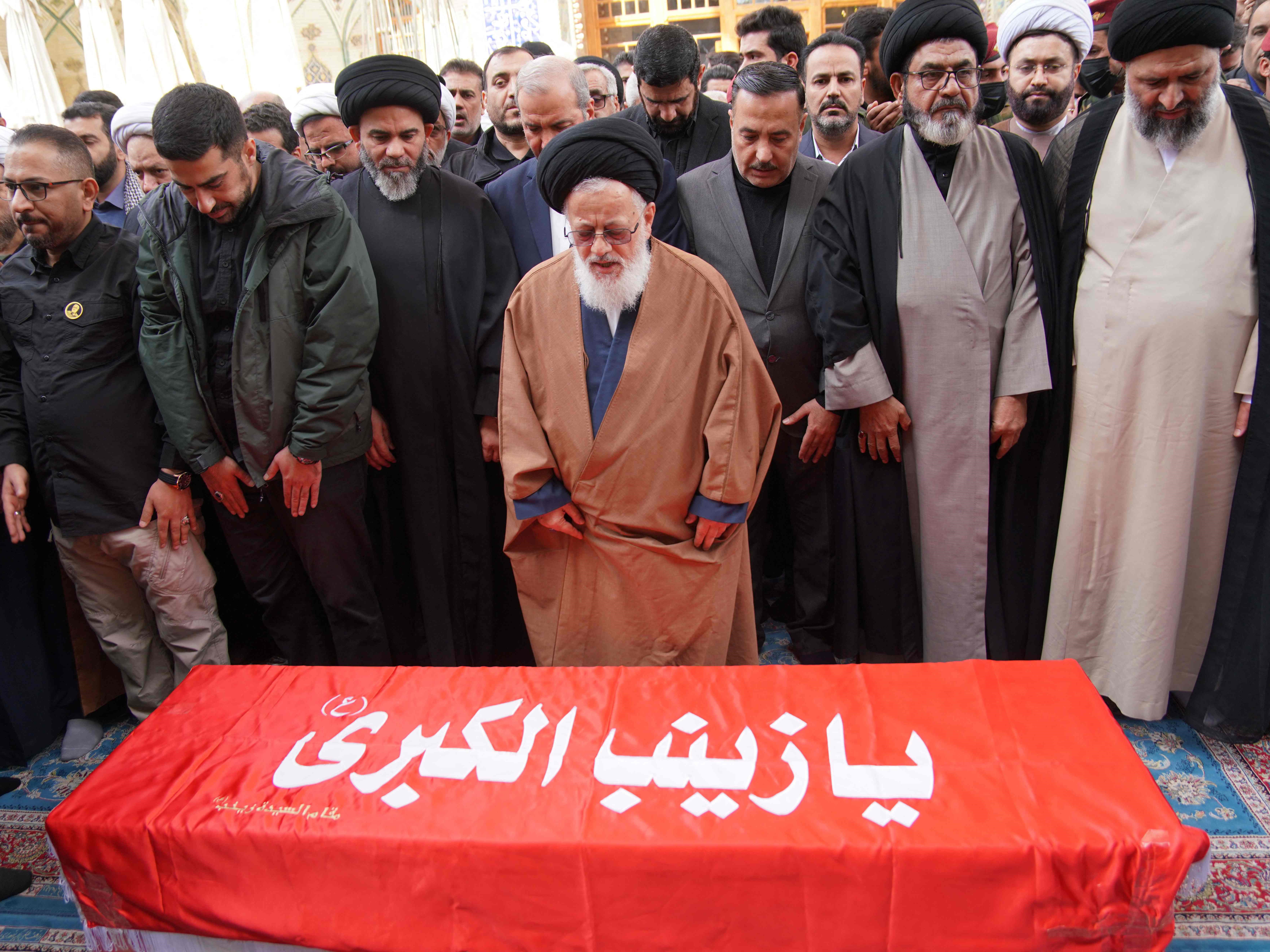 Ulama muslim syiah dan pelayat berdoa di atas peti mati Razi Moussavi, seorang komandan senior Pasukan Quds Korps Pengawal Revolusi Islam.