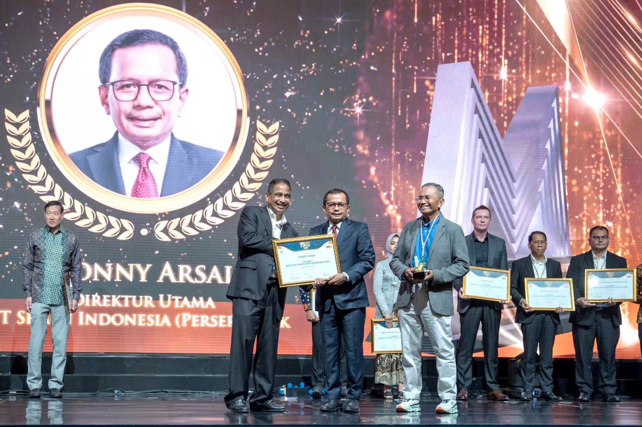 Dewan Juri Marketeer of the Year, Arief Yahya (kiri) menyerahkan penghargaan  kepada Direktur Utama SIG, Donny Arsal (tengah).