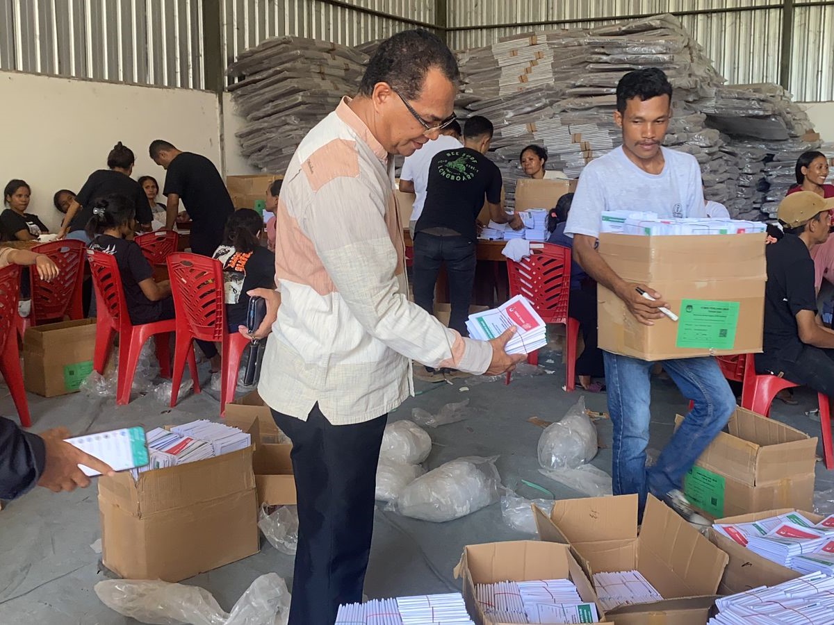 KPU Manggarai Barat mempekerjakan 109 orang di Labuan Bajo untuk menyortir dan melipat 1.006.625 surat suara Pemilu 2024.
