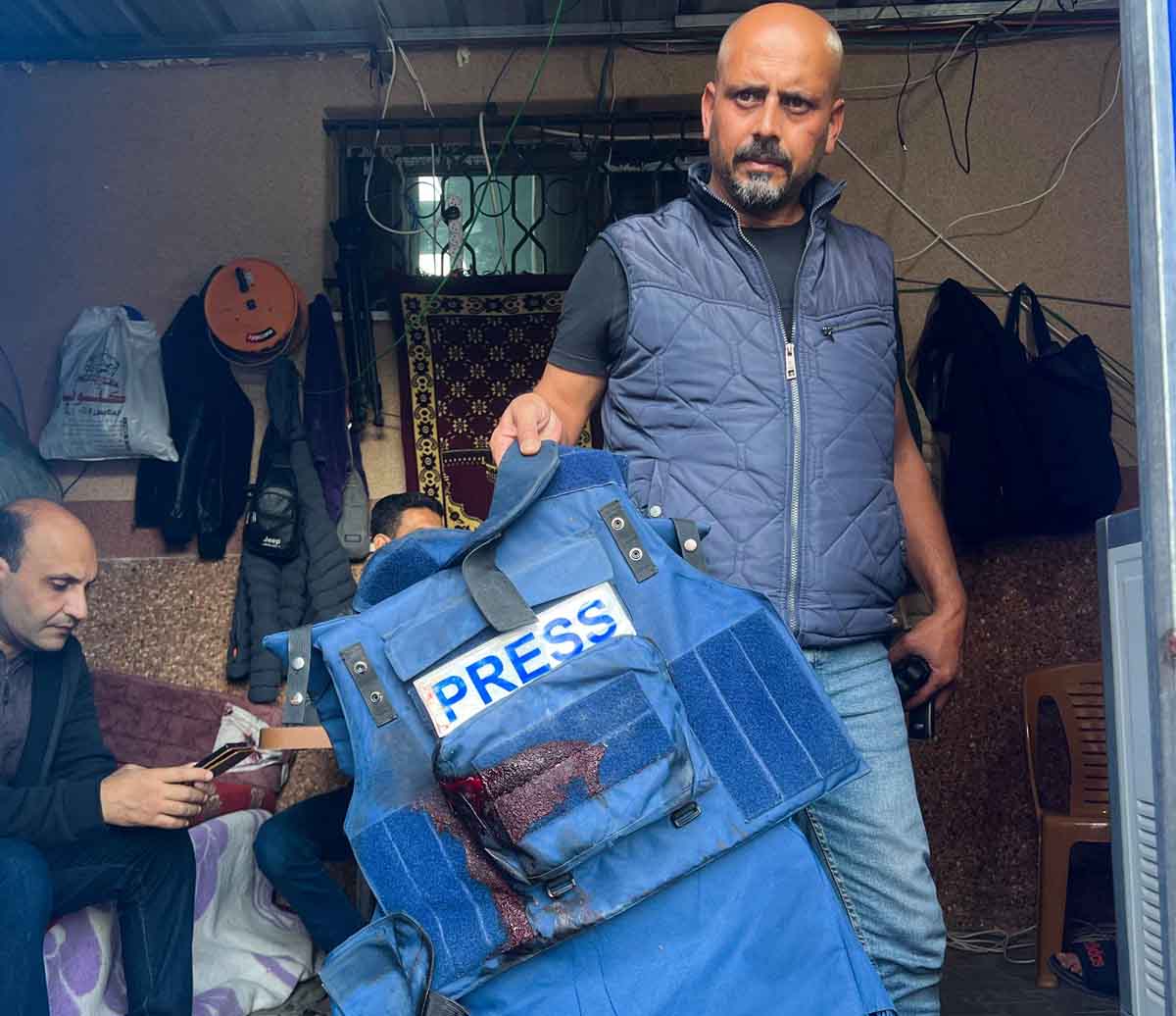 Al Jazeera mengatakan Israel telah membunuh jurnalis mereka di Gaza dengan menghalangi ambulans dan petugas penyelamat usai serangan.