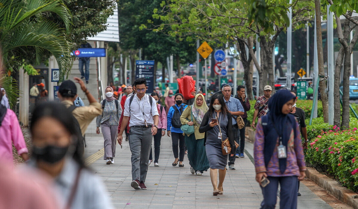 Kesibukan para pekerja saat jam pulang kantor di kawasan Sudirman, Jakarta.