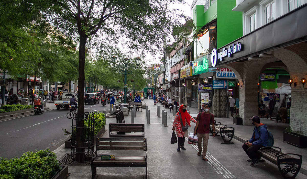  Wisatawan berada di kawasan Malioboro, Yogyakarta.