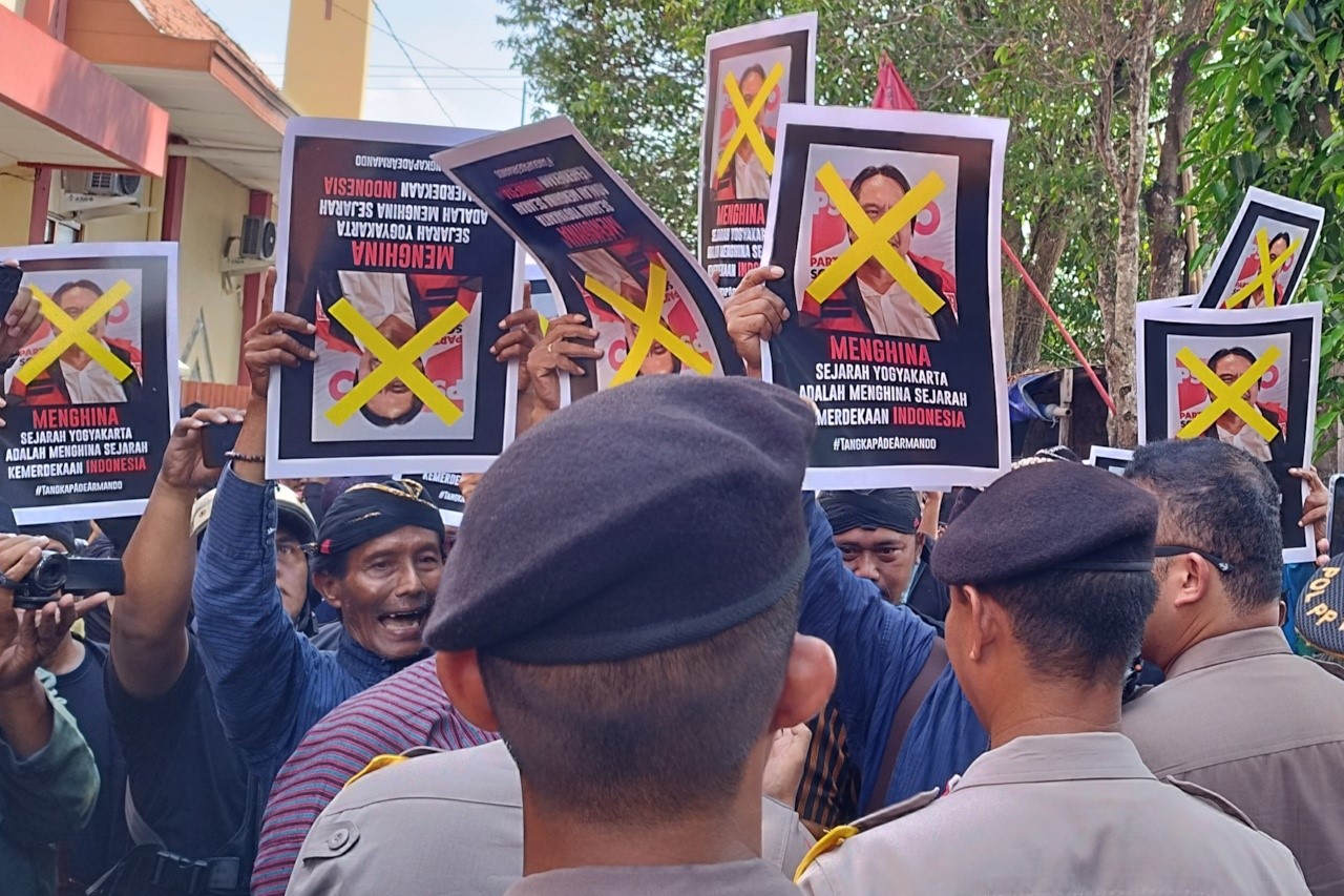 Warga Jogja Mendemo Kantor DPW PSI DIY, Senin (4/12), setelah Ade Armando mengeluarkan pernyataan terkait politik dinasti di DIY.