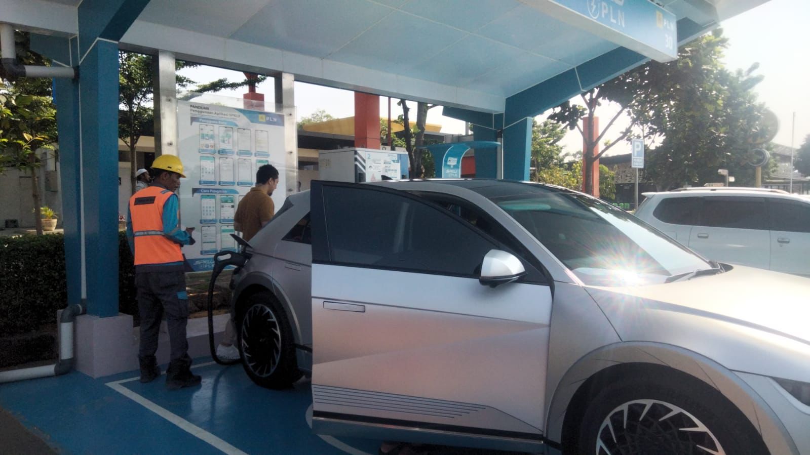 Sebuah mobil listrik tengah mengisi di Stasiun Pengisian Kendaraan Listrik umum