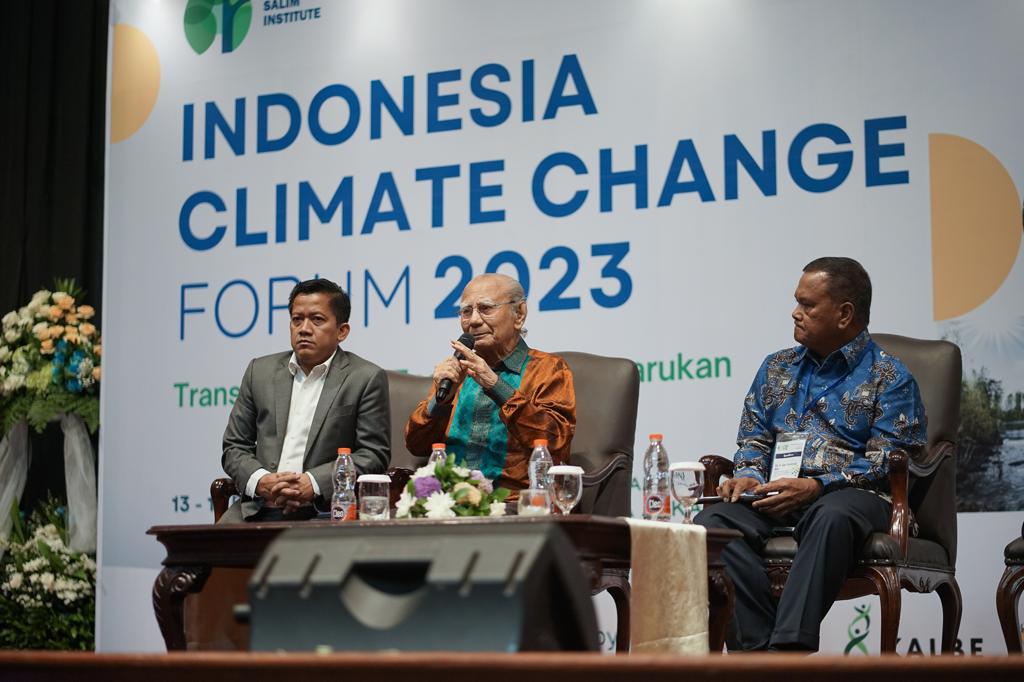Prof.Emil Salim saat menjadi pembicara Indonesia Climate Change Forum 2023 di Surabaya, Jatim.
