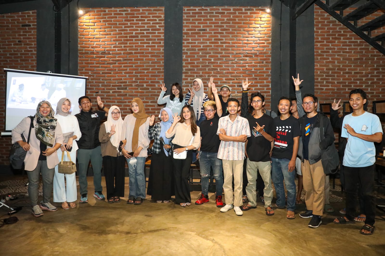 Relawan Ganjar-Mahfud NTB gelar nobar dan bedah film bareng gen z