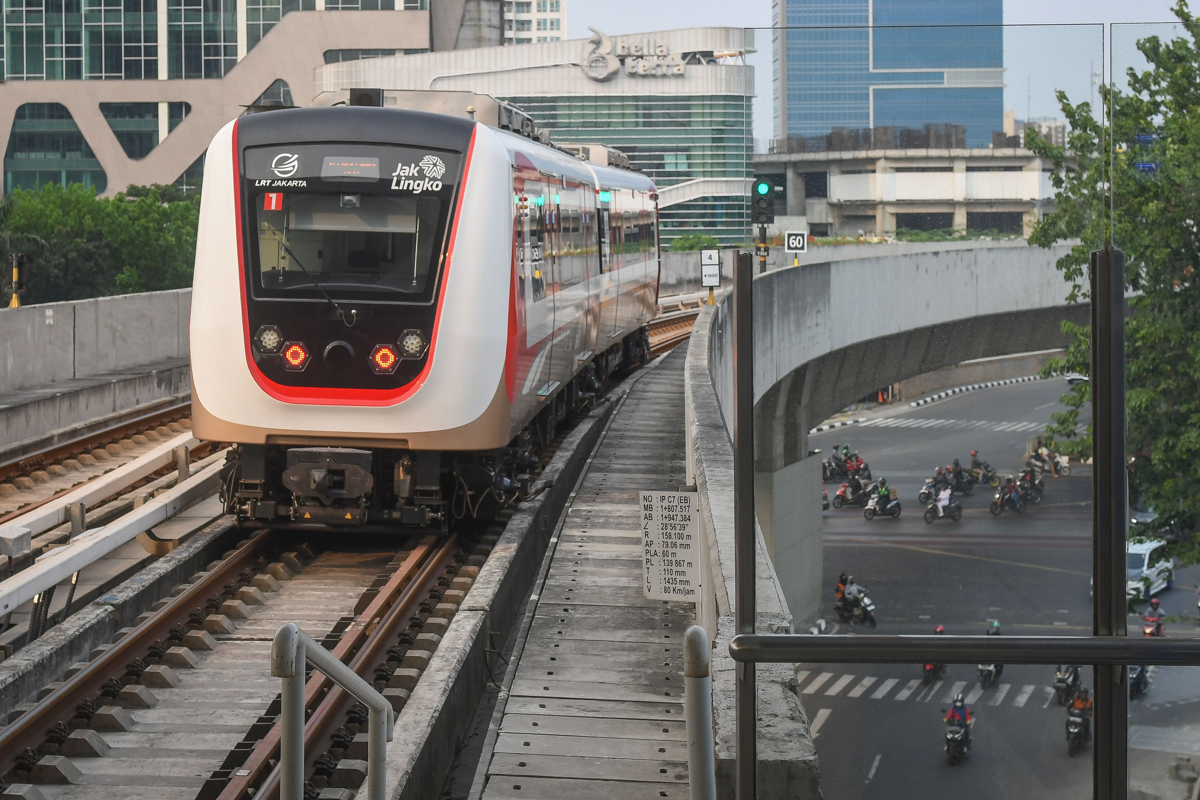 Kereta Lintas Raya Terpadu (LRT) Jakarta melintas menuju Stasiun Velodrome di Rawamangun, Jakarta.