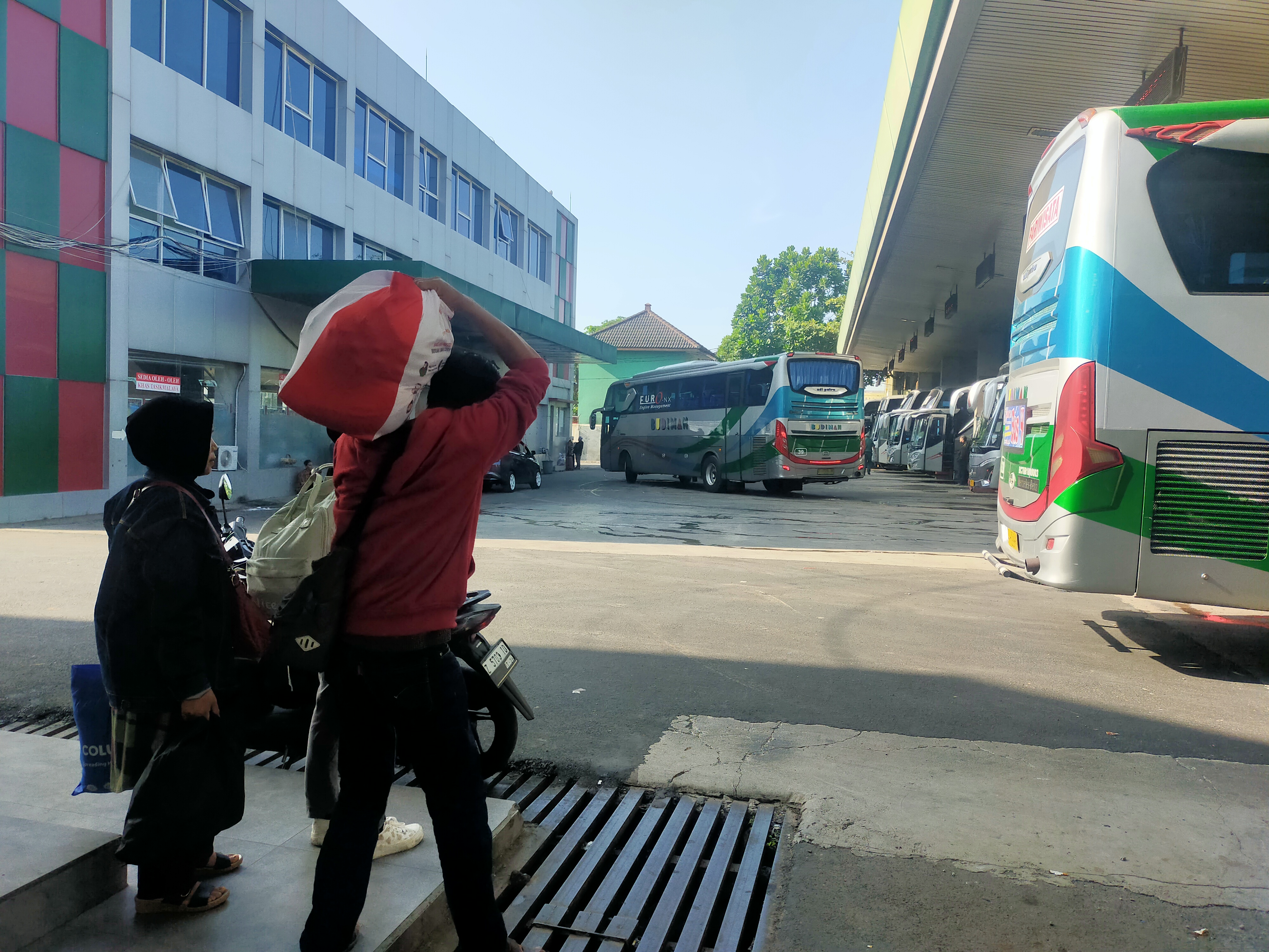 Sejumlah penumpang turun dan naik di pool Bus Budiman di Tasikmalaya