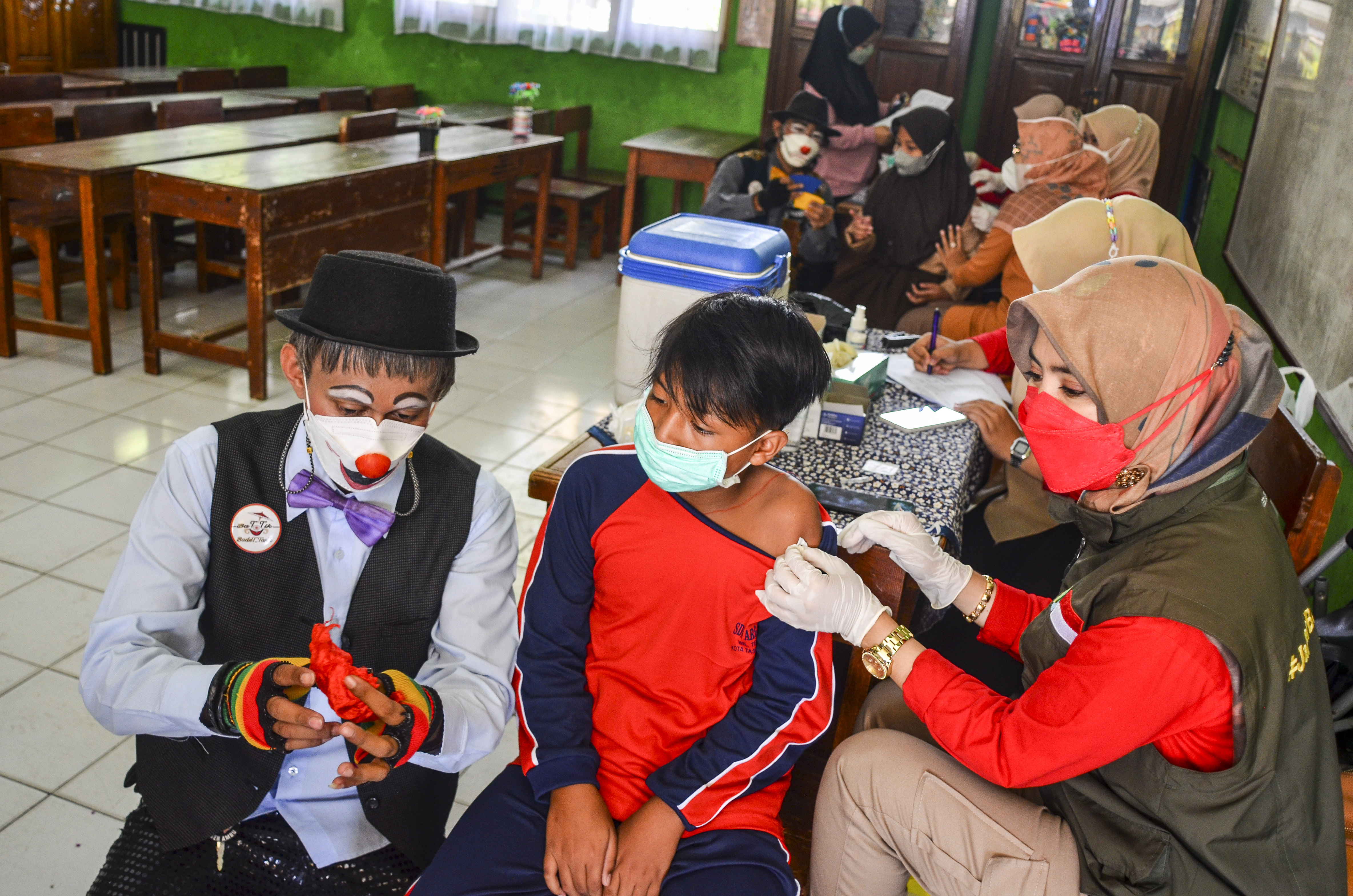 Seorang anak mendapatkan vaksinasi covid-19 di Kota Tasikmalaya