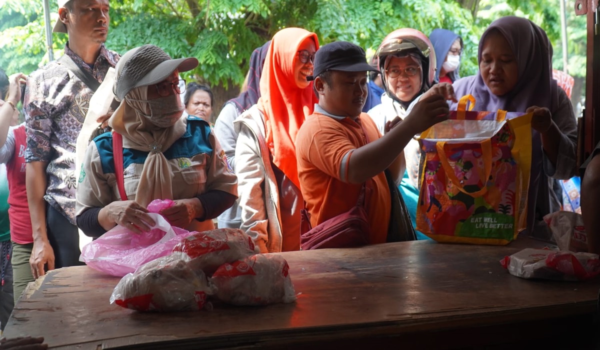 Warga membeli daging dari Perumda Dharma Jaya.