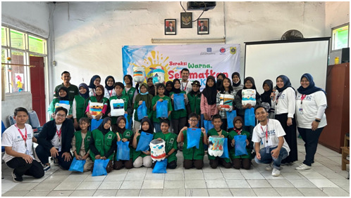 Mahasiswa Magister Ilmu Komunikasi Universitas Paramadina 2023 ajak siswa SDN Gunung Putri 05 jaga lingkungan dengan berkreasi.asi.