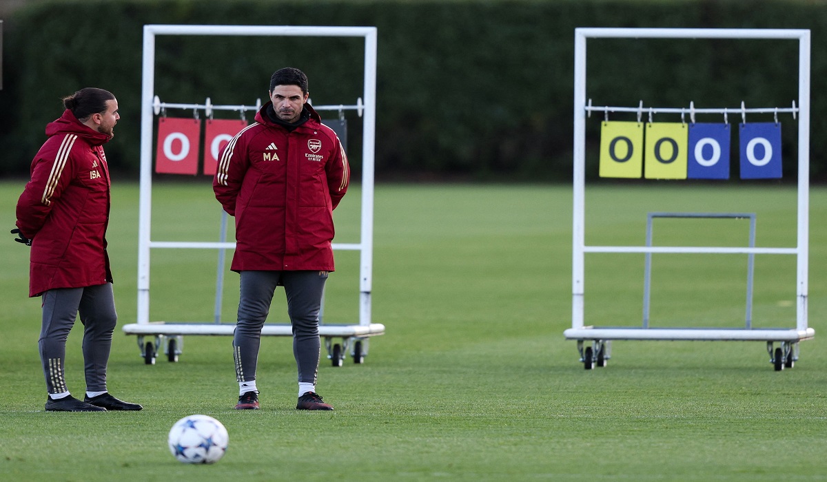 Manajer Arsenal Mikel Arteta memimpin latihan anak asuhnya