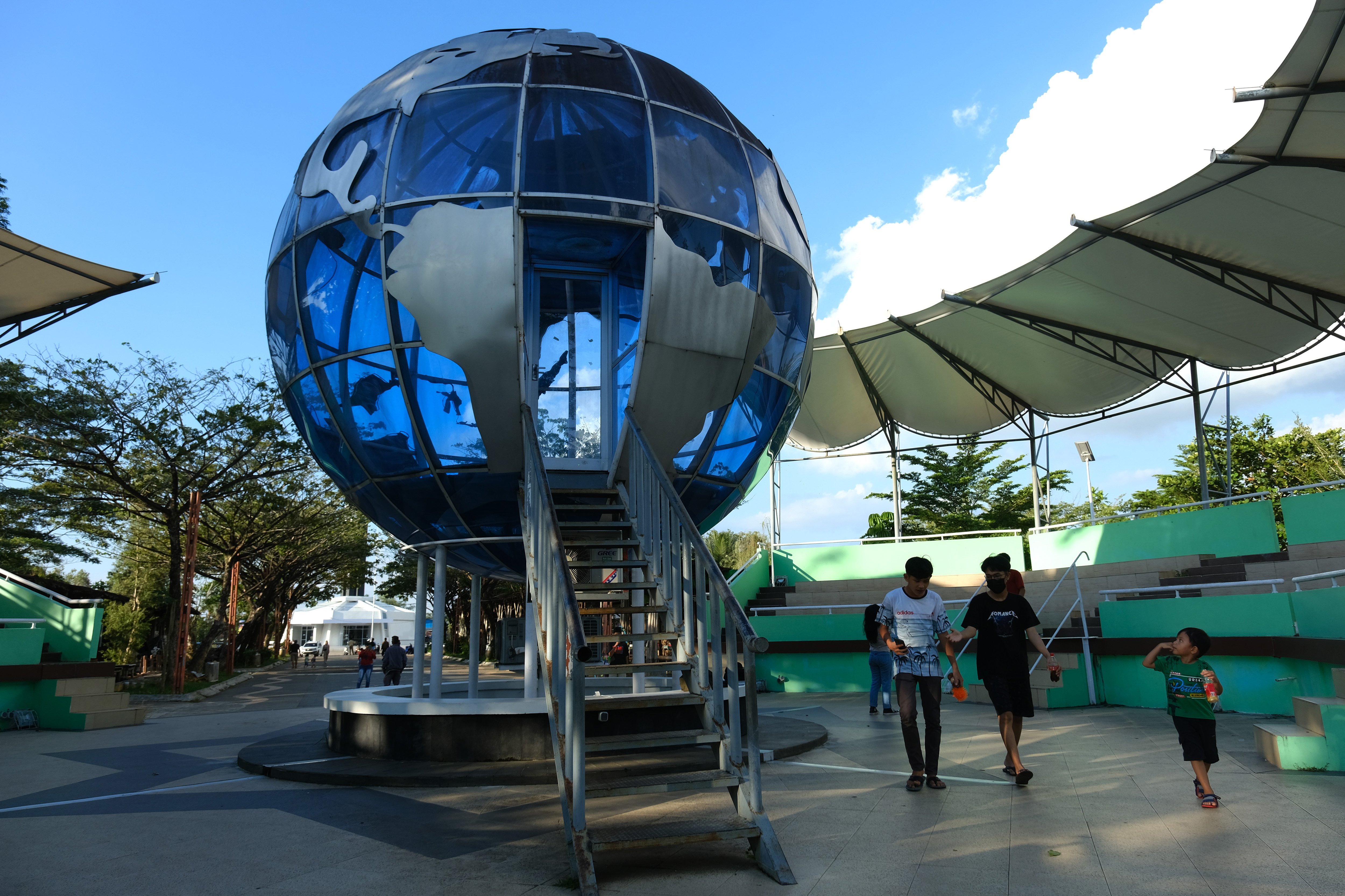Sejumlah pengunjung berada di dekat monumen bola dunia yang berada persis di titik 0 (nol) derajat, di kawasan Tugu Khatulistiwa, Pontianak.