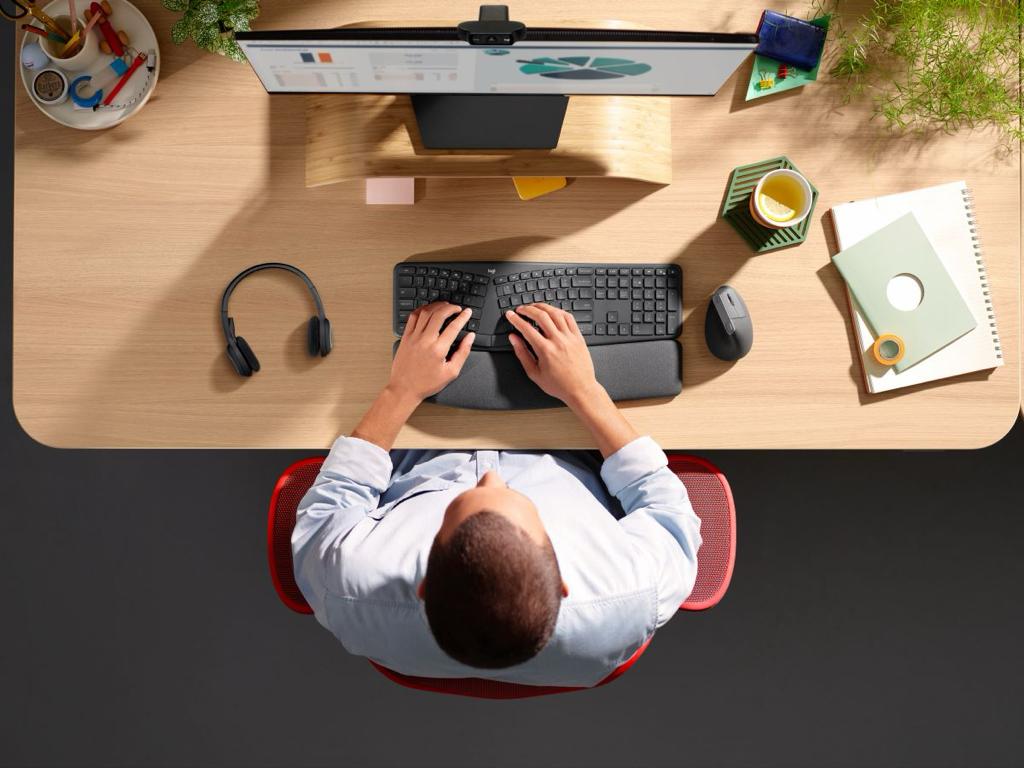 Ilustrasi pekerja yang menghabiskan banyak waktu di depan komputer.