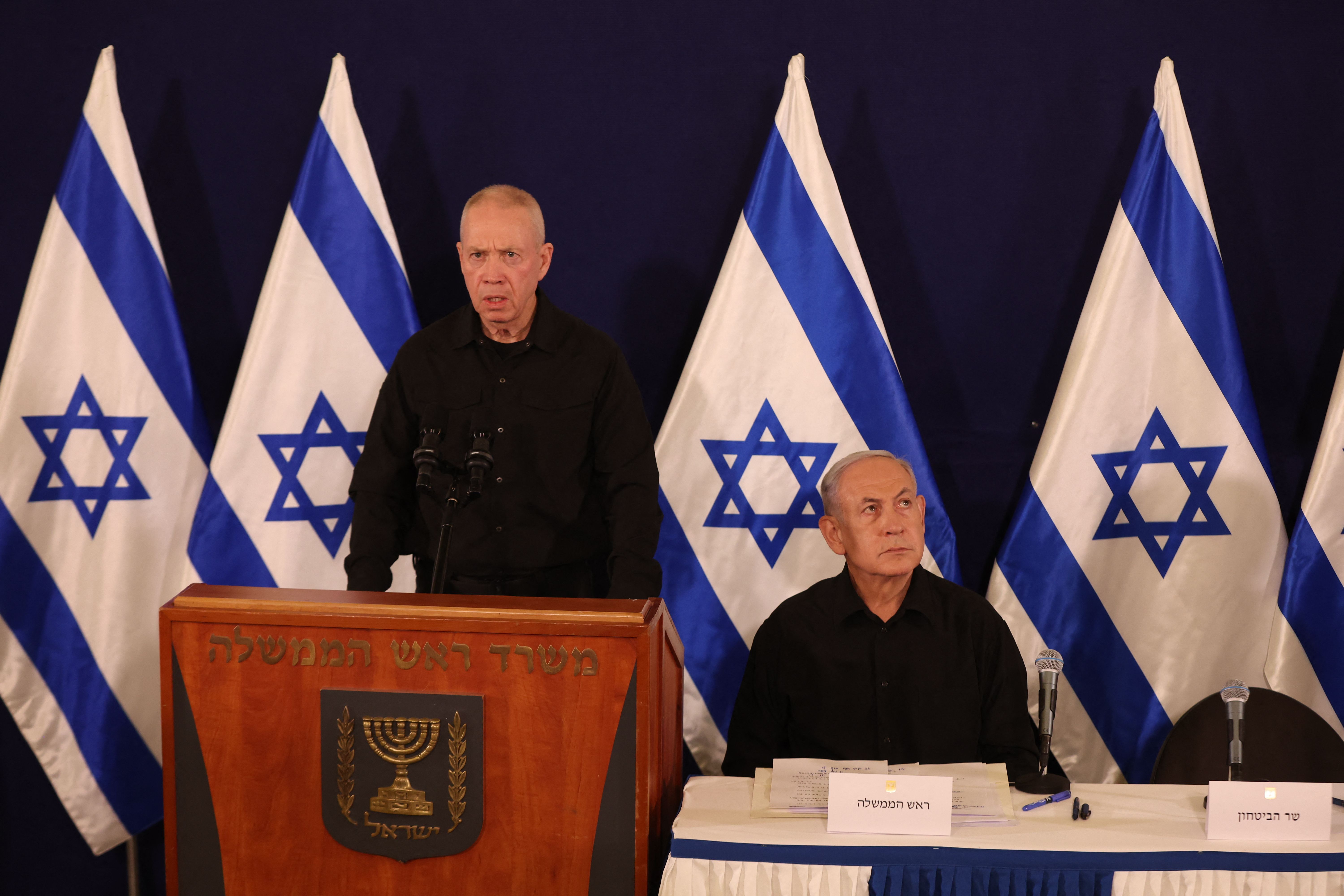 Menteri Pertahanan Israel Yoav Gallant (kiri)