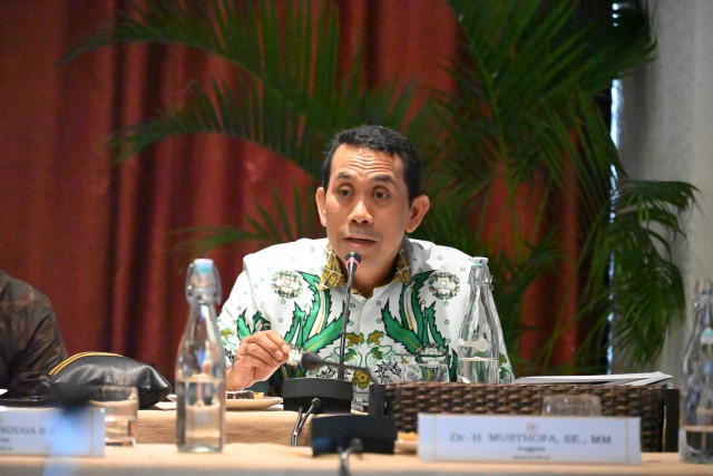 Anggota Komisi XI DPR RI Kamrussamad saat mengikuti pertemuan Kunker Reses Komisi XI dengan OJK dan Himbara di Tabanan, Bali. 