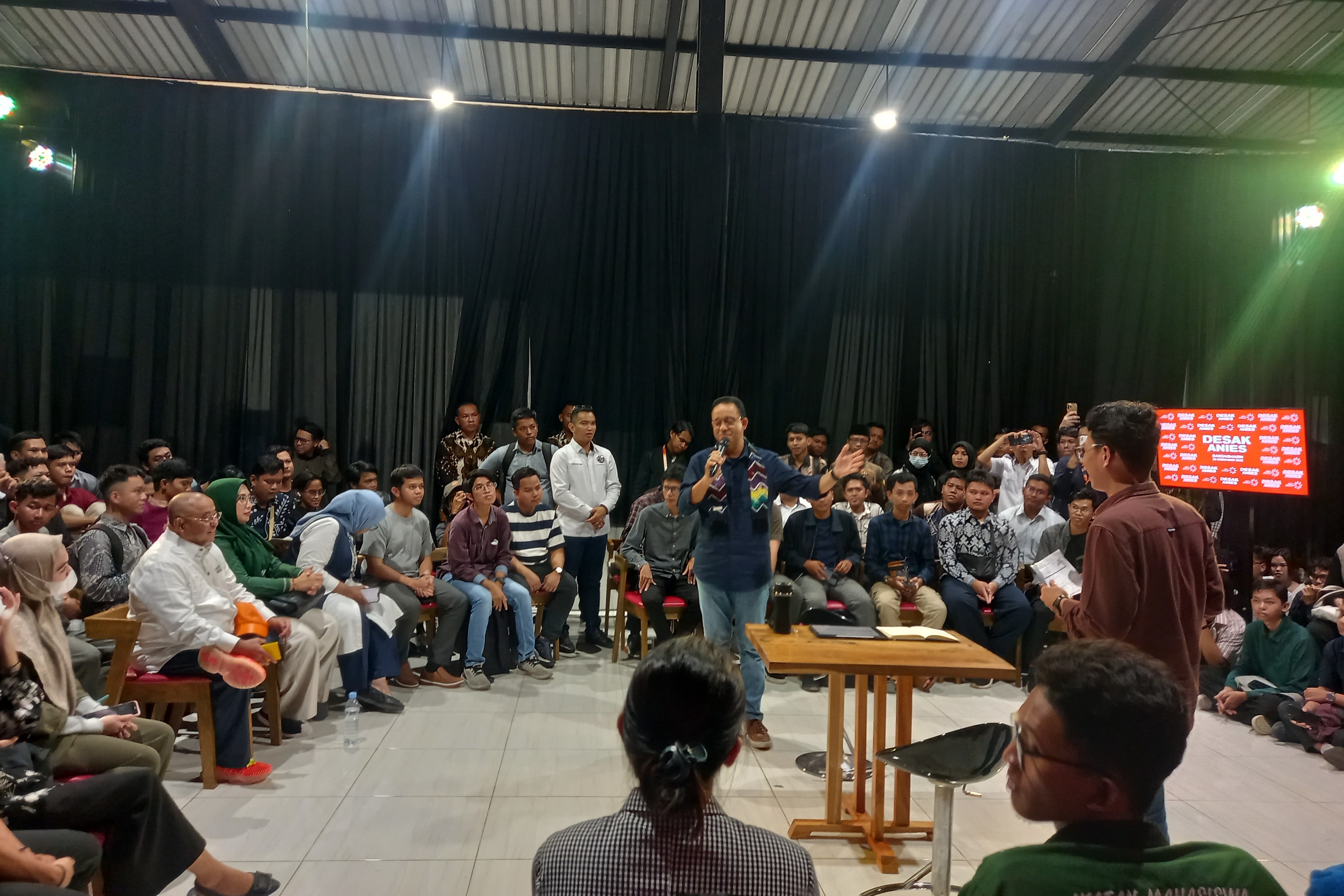 Capres Anies Baswedan hadir di acara adu gagasan bertema Desak Anies bersama generasi muda Kalsel.