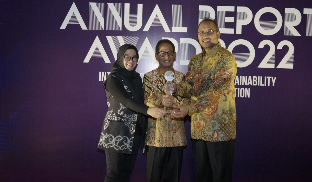 Pupuk Kaltim saat menerima penghargaan juara kedua pada kategori Non Go Publik Non Keuangan di ajang Annual Report Award (ARA) 2022. 