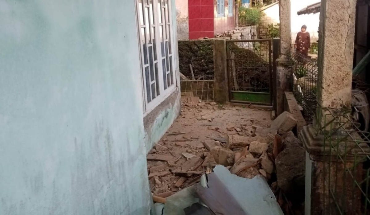 Kerusakan akibat gempa 4,6 M yang terjadi di rumah warga, di Kabandungan, Sukabumi, Kamis, (14/12).