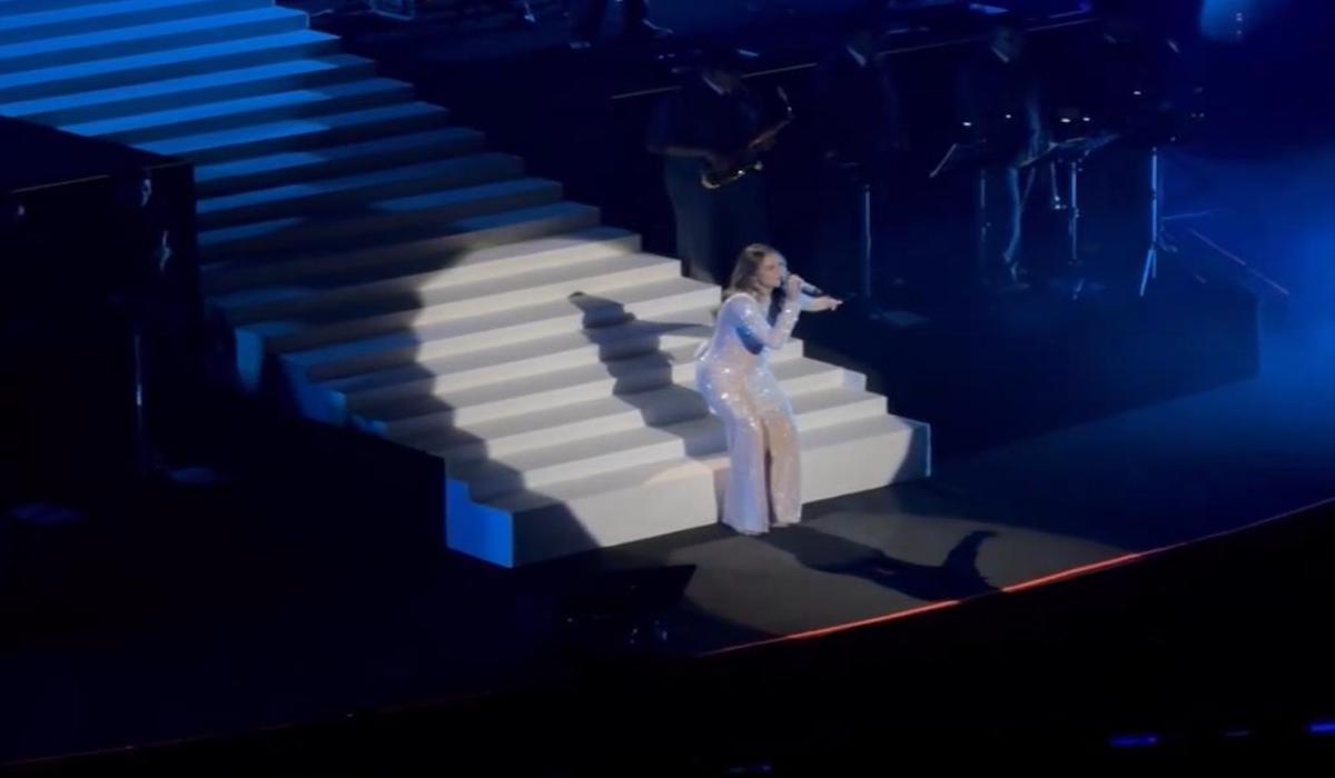 Raisa saat bernyanyi di konser orkestra The Sound of Colors II di Istora Senayan, Jakarta Pusat, Minggu (3/12) 