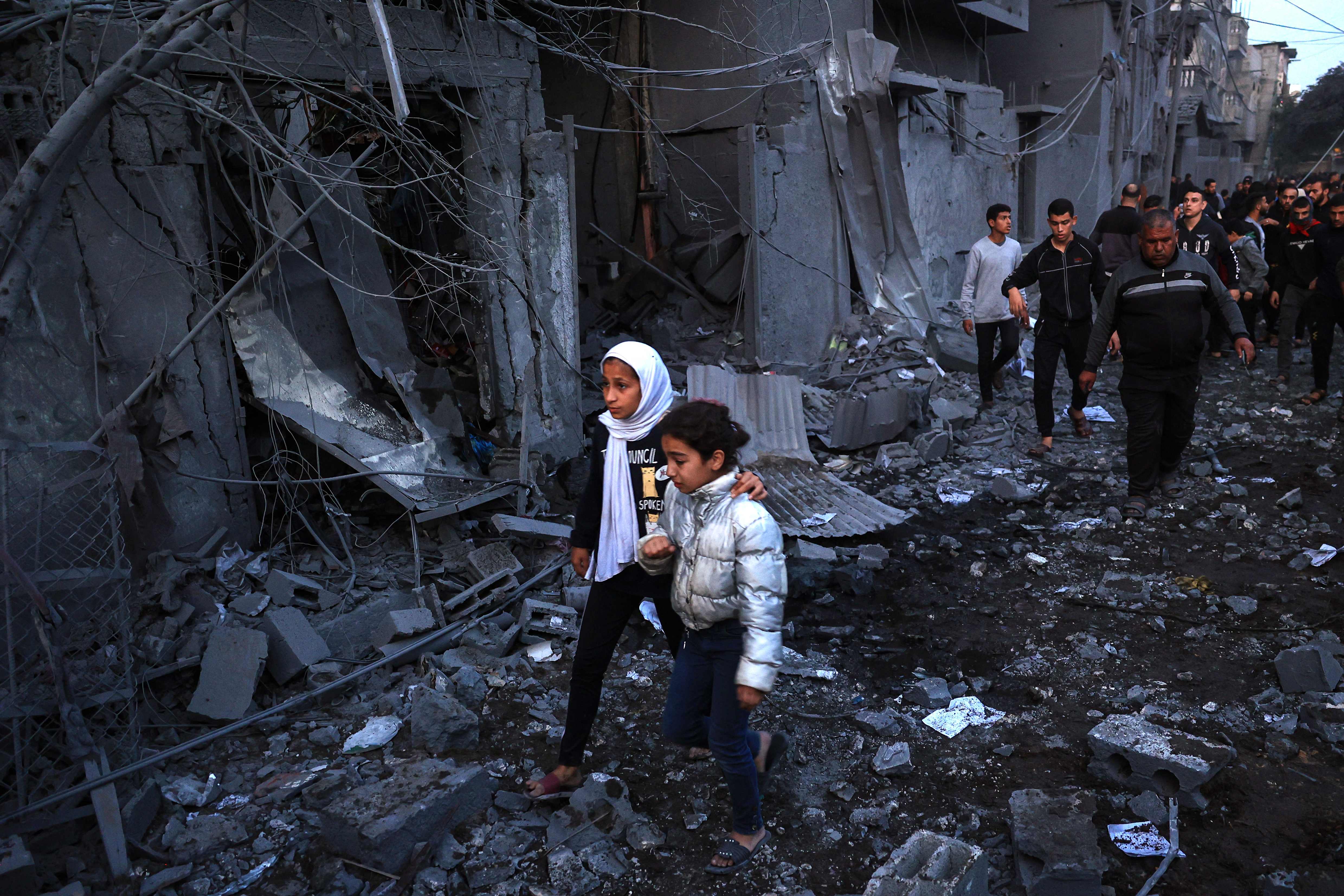 Kerusakan akibat serangan udara Israel di Rafah, selatan Gaza, pada 3 Desember 2023.