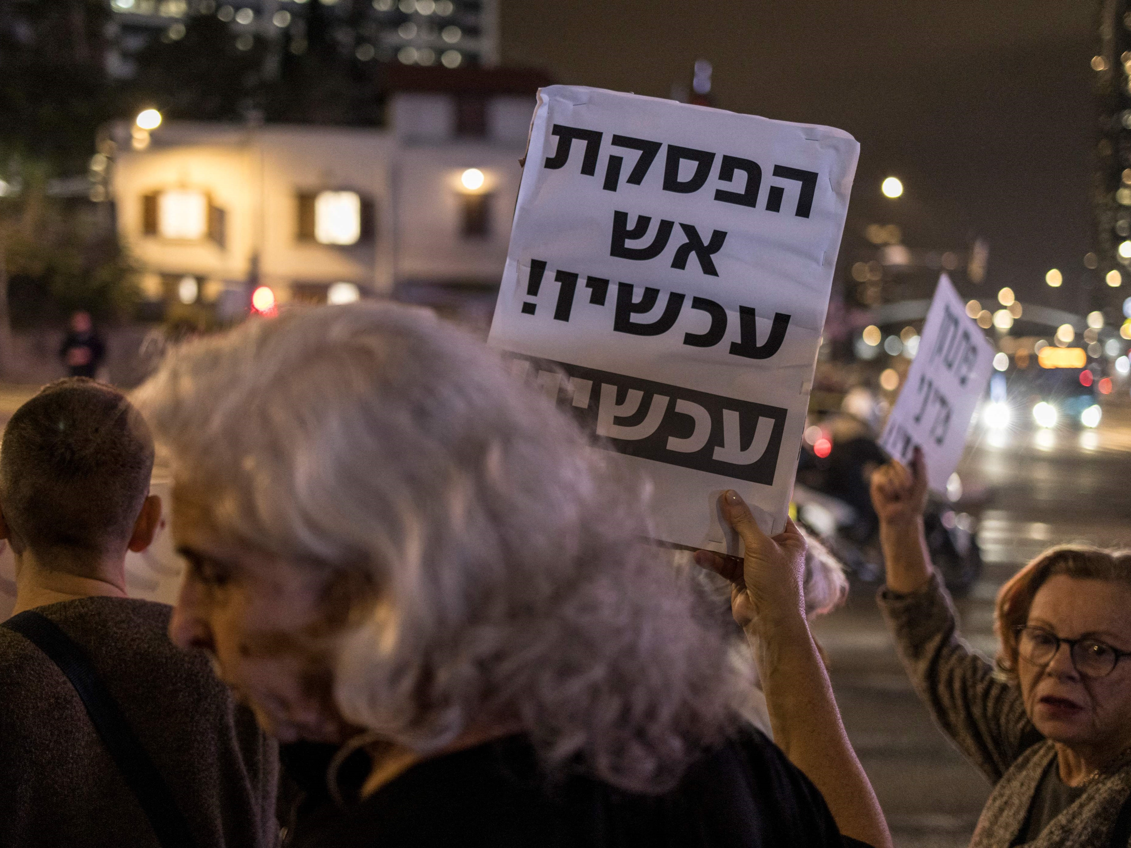 Aktivis sayap kiri Israel berdemonstrasi di dekat Kementerian Pertahanan di Tel Aviv pada 5 Desember 2023 menyerukan gencatan senjata.