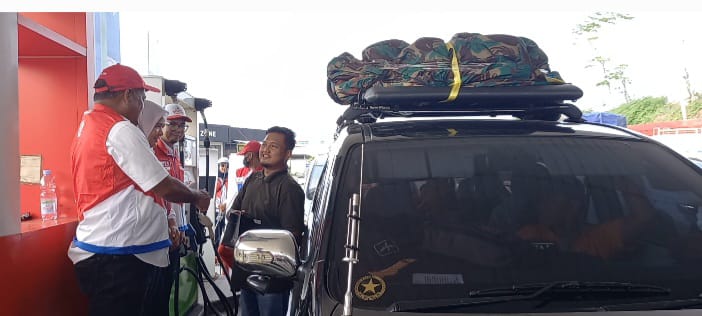 Komisaris Utama Pertamina Patra Niaga, Ego Syahrial, memberi bingkisan pengendara yang mengisi BBM di Tol Pejagan-Pemalang.