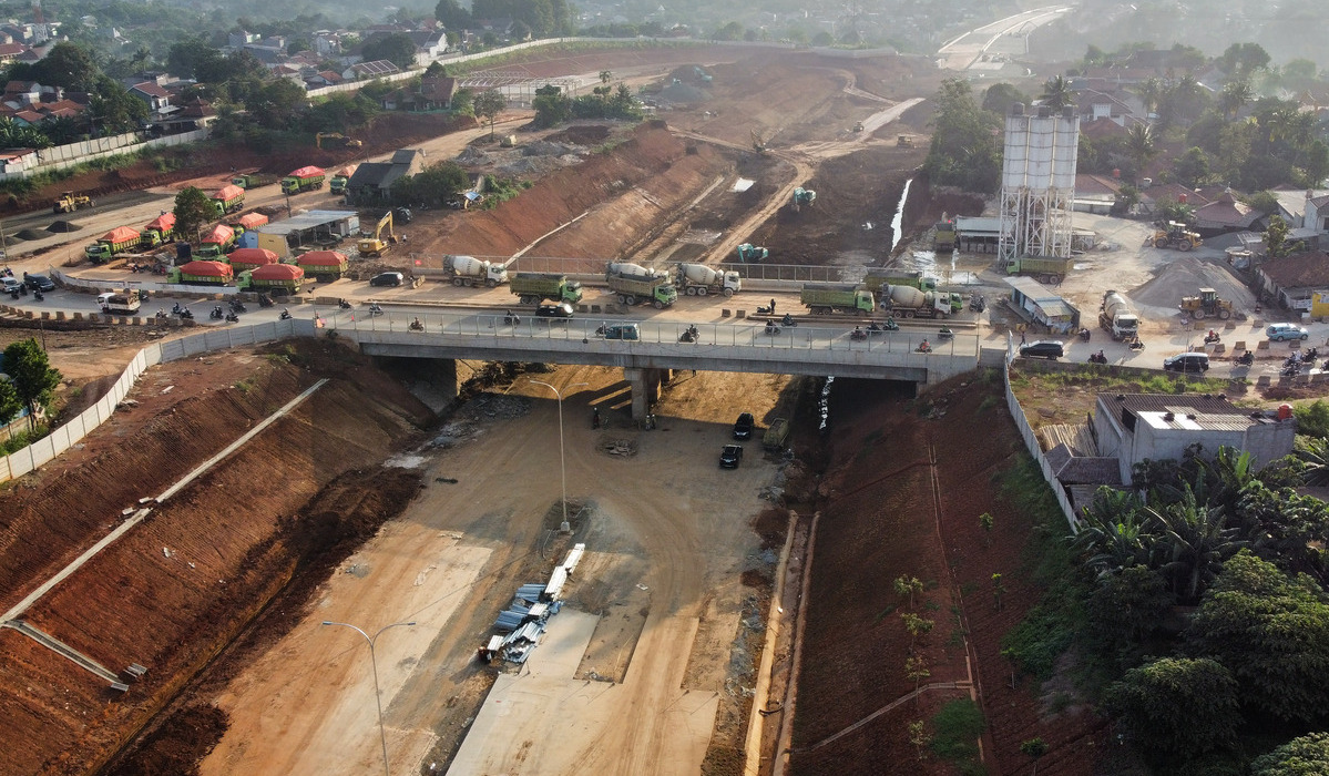 Foto udara proyek pembangunan Tol Serpong-Cinere di ruas Pamulang-Cinere, pada Mei 2023. Saat ini jalan tol tersebut sudah dioperasikan.