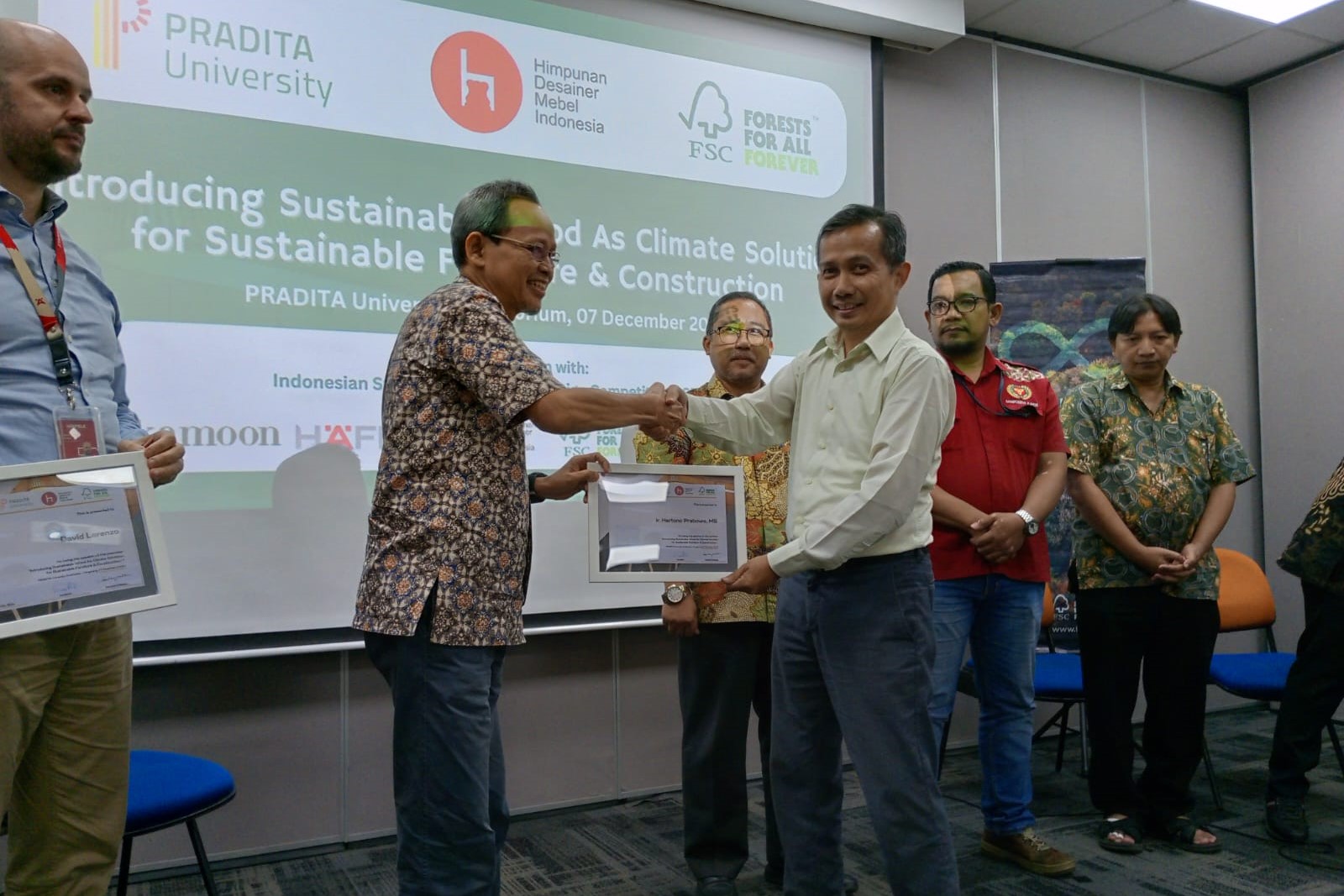 Seminar Mengenal Material Kayu dari Sumber Yang Berkelanjutan Sebagai Solusi Iklim Bagi Desain Furnitur, Interior, dan Konstruksi.