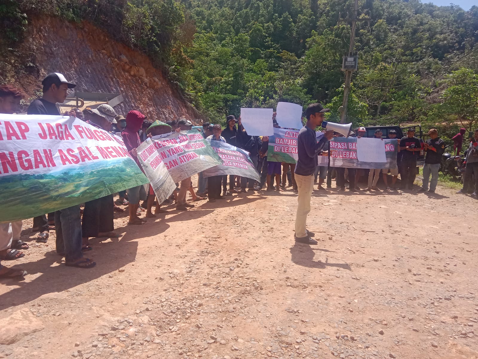  Warga Lebak Selatan menggelar aksi menolak aktivitas pertambangan emas di Kampung Cikoneng