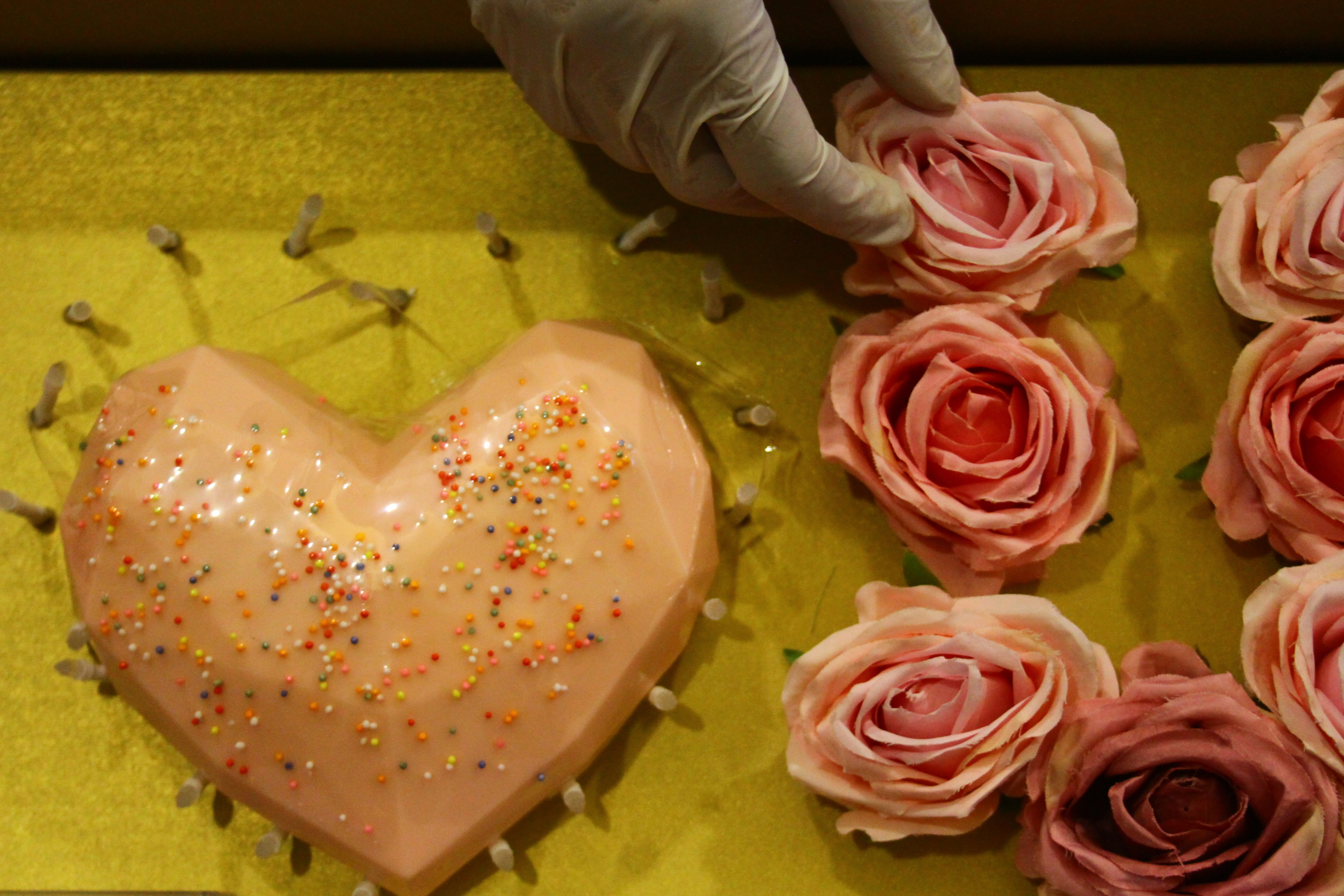 Pramusaji menata kue cokelat untuk suvenir Hari Kasih Sayang atau Valentine Day di gerai Dapur Cokelat, Malang, Jawa Timur, Jumat (11/2).