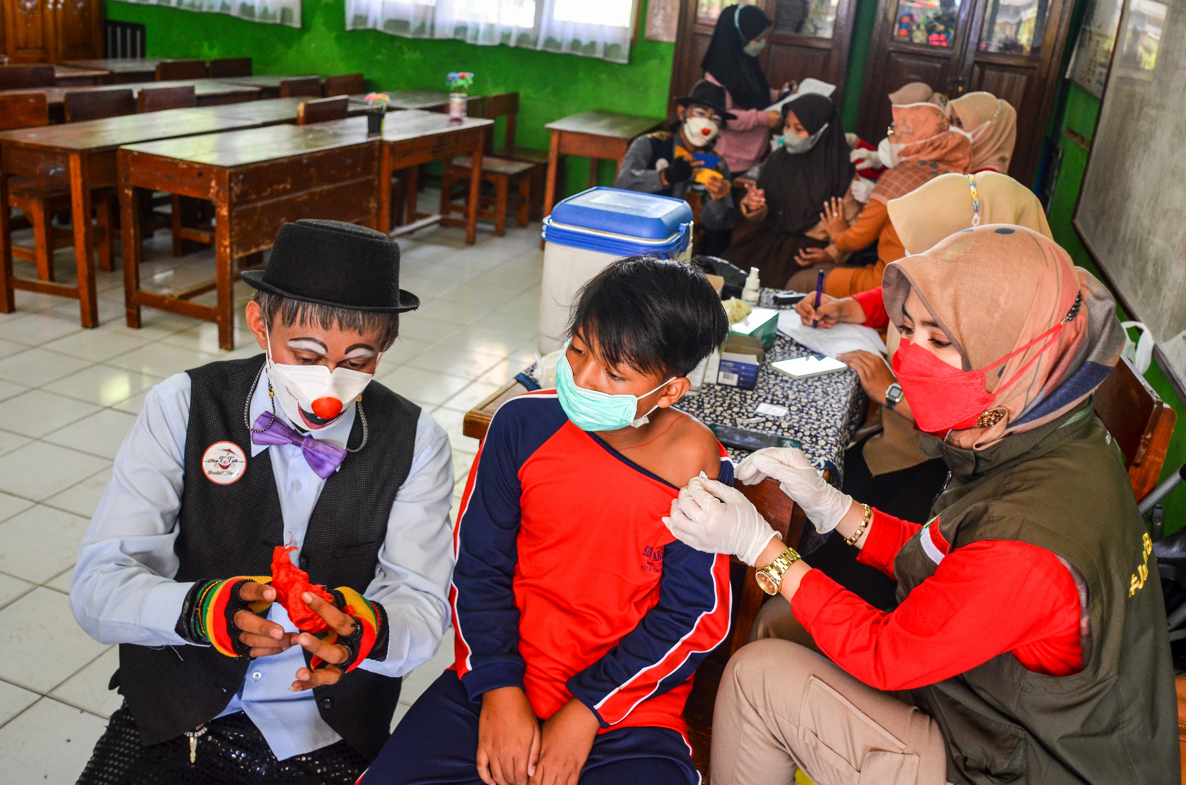 Seorang anak di Kota Tasikmalaya mendapatkan vaksinasi covid-19.