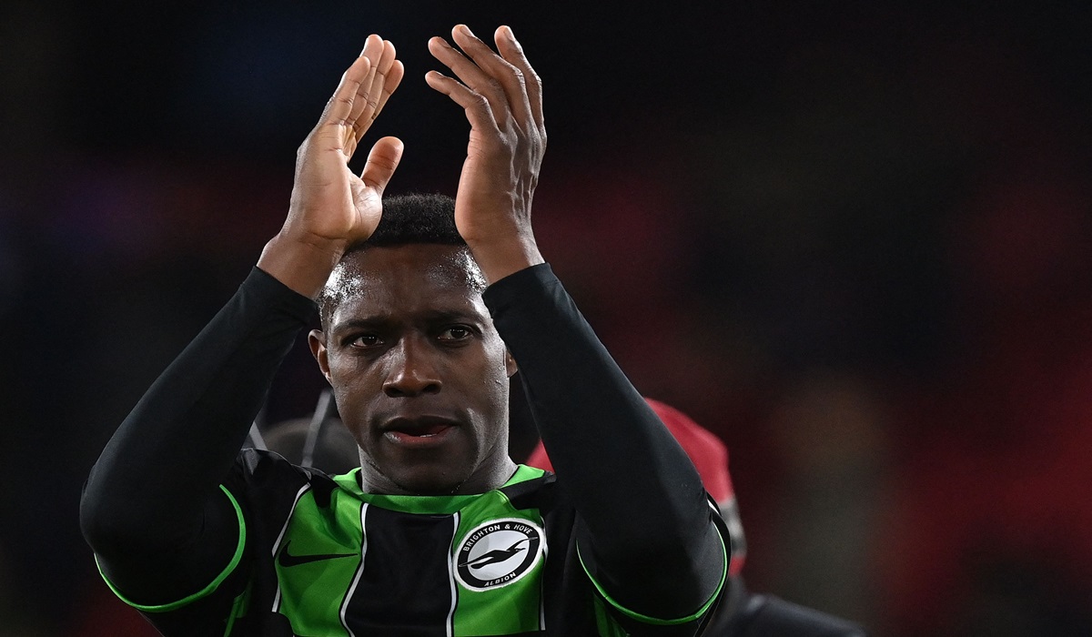 Penyerang Brighton Danny Welbeck menyapa para pendukung usai laga Liga Primer Inggris di kandang Crystal Palace.
