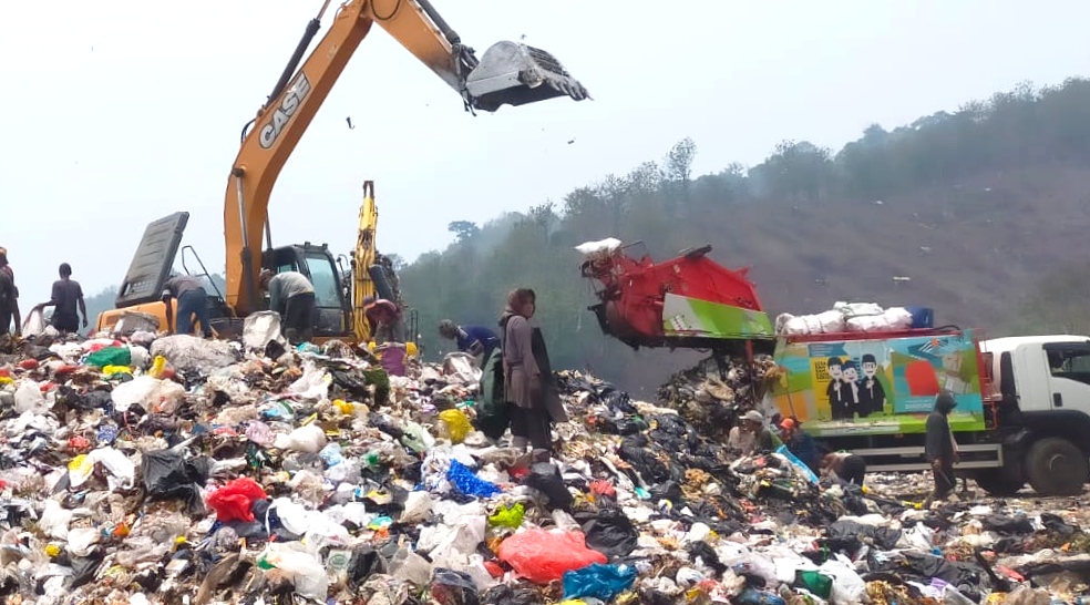 Tumpukan sampah di Tempat Pembuangan Akhir (TPA) Sampah Sarimukti