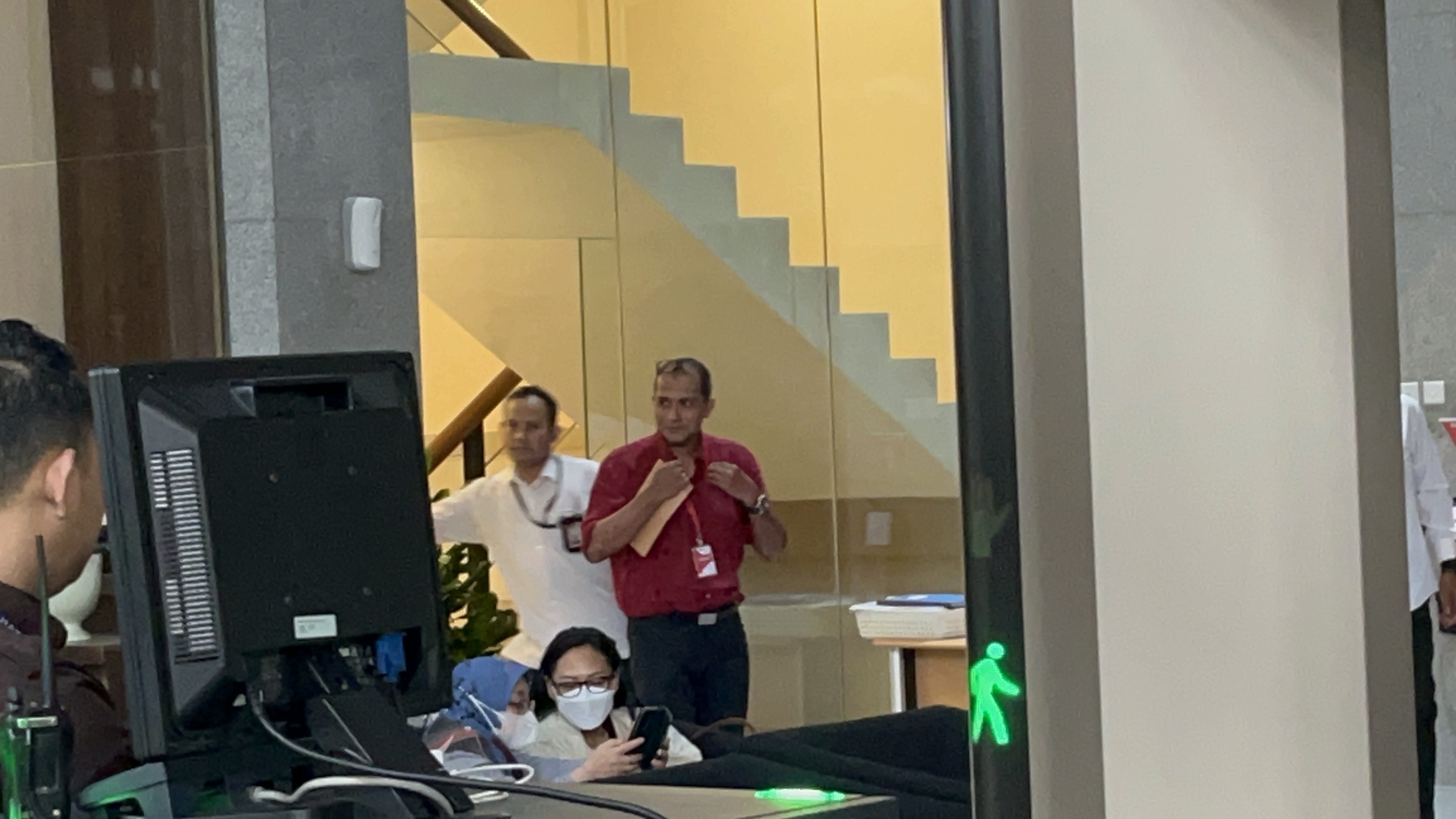 Wamenkumham Cuma Cengar Cengir Usai Diperiksa KPK