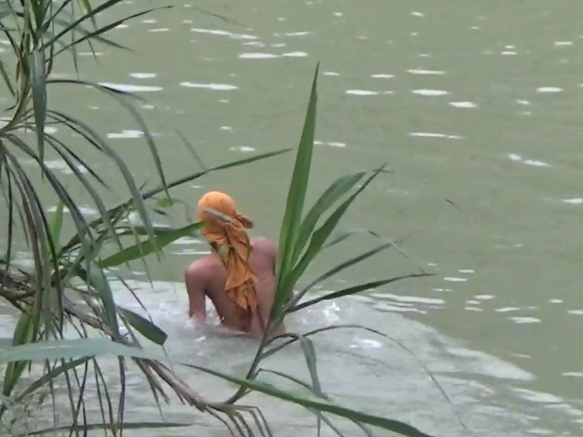 Pencarian korban di sungai.