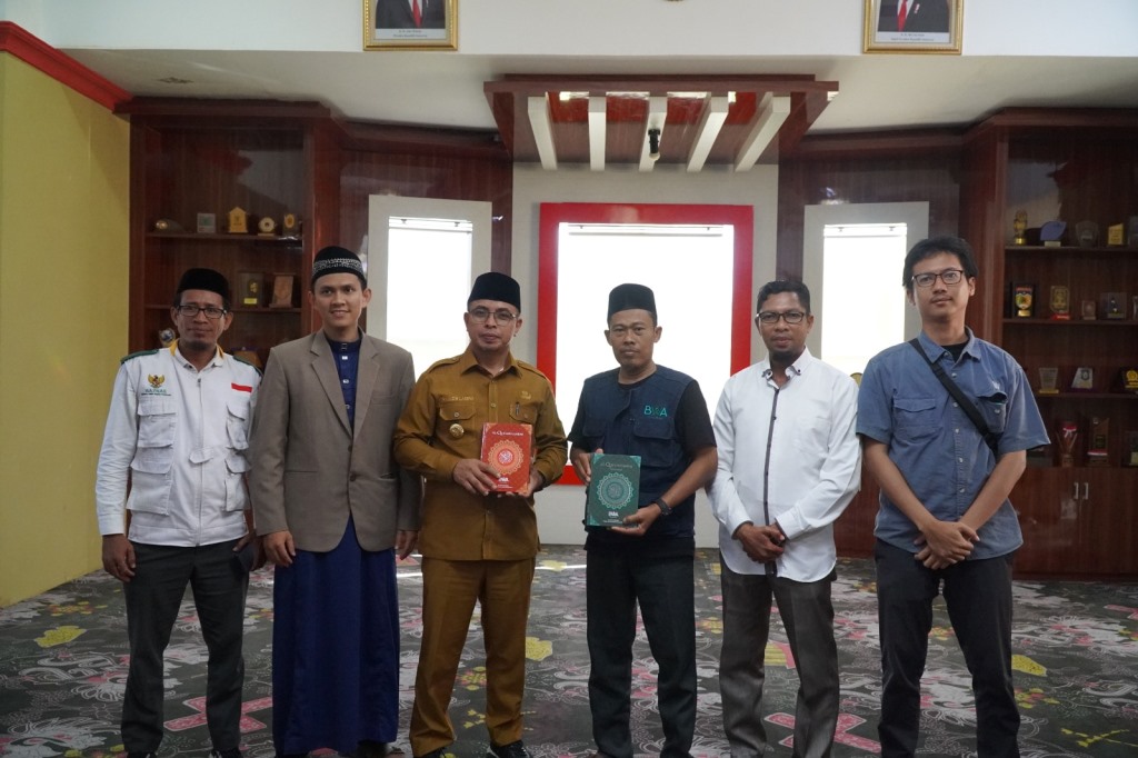 Badan Wakaf Al-Qur'an (BWA) dengan dukungan dari Samudra Indonesia Peduli dan komunitas lainnya mendistribusikan 20 ribu Alquran di Sulut.