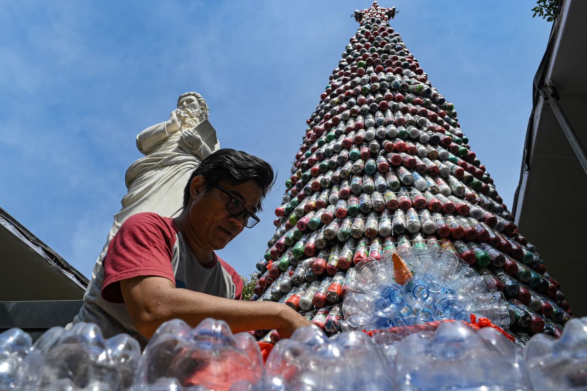 Warga menata botol bekas untuk dijadikan pohon Natal di Gereja Katolik Santo Matius Penginjil, Bintaro, Tangerang Selatan, Banten.