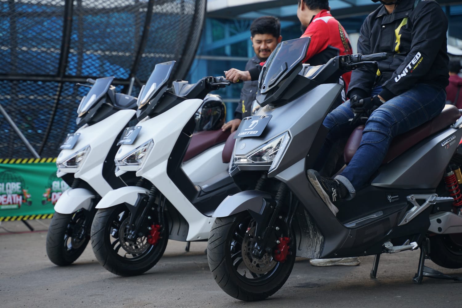 Untuk memastikan kinerjanya tetap optimal dan umur pakainya maksimal, pengendara perlu tahu cara merawat motor listrik yang benar.