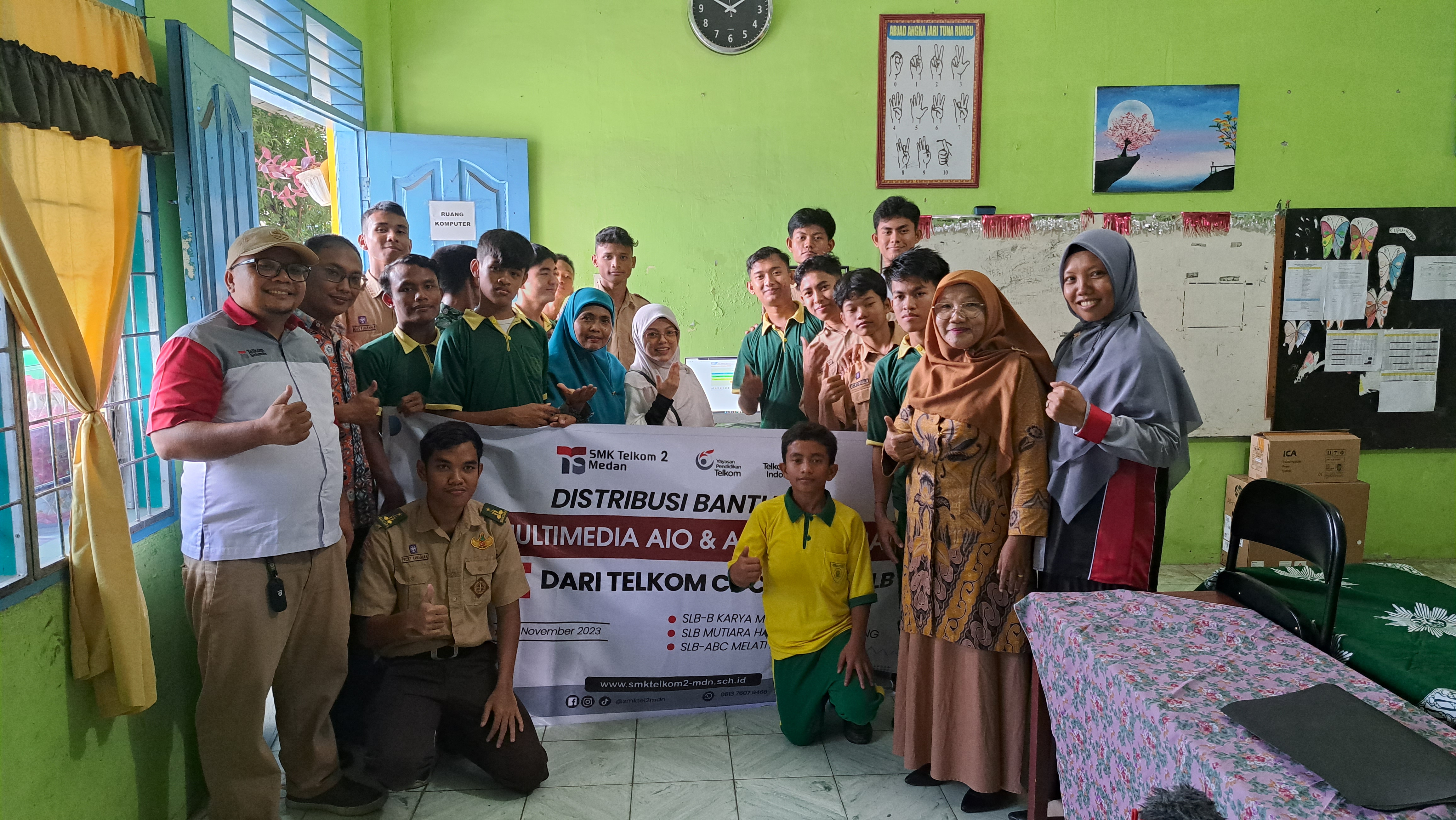 Penyerahan bantuan dari Telkom CDC dan Yayasan Pendidikan Telkom kepada SLB 