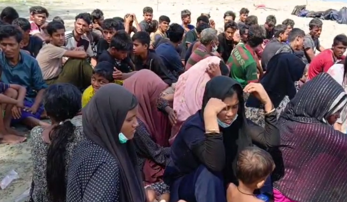 Ratusan pengungsi Rohingnya yang baru tiba di Pidie, Aceh, Minggu, (10/12).