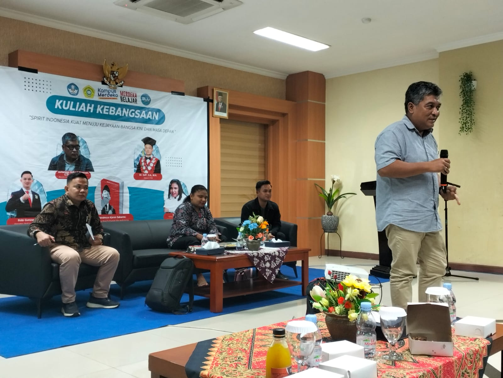 Airlangga Pribadi Kusman (kanan), dosen dari Departemen Politik FISIP Universitas Airlangga, memberi pemaparan pada Kuliah Kebangsaan.