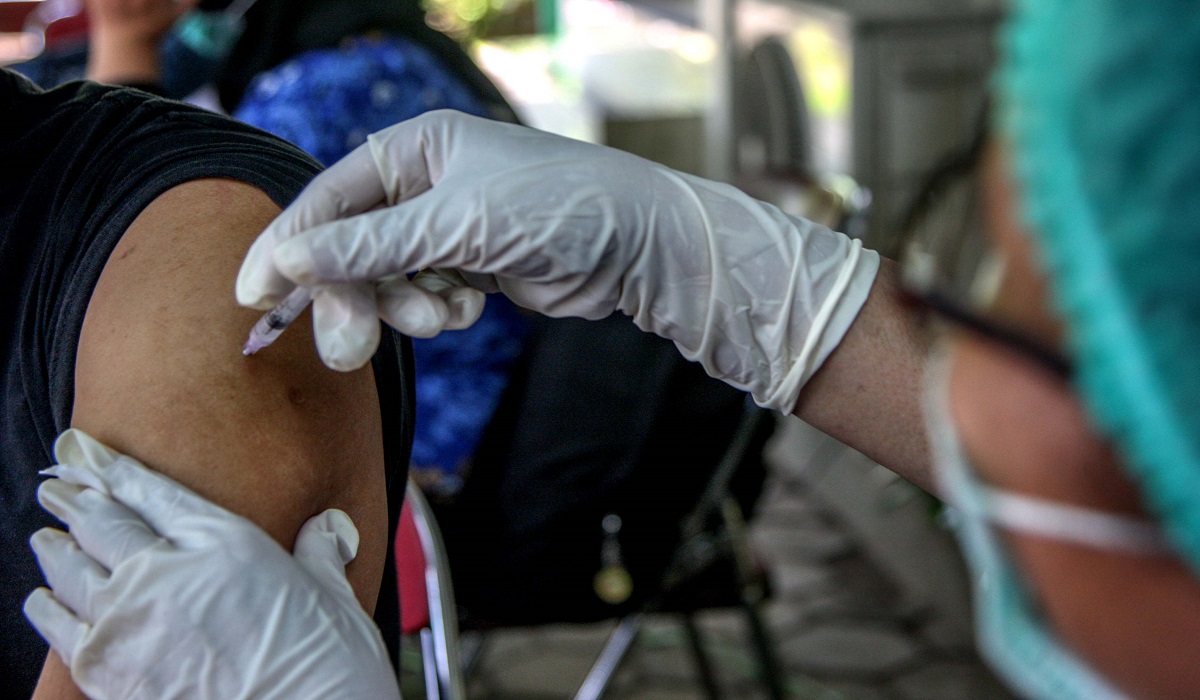 Pemberian vaksin booster untuk mencegah penularan Covid-19